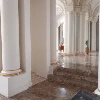 سرایدار و نگهبان و خدمتکار هستم