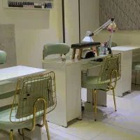 ناخنکار و مژه کار و پدیکوریست حرفه ای