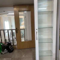 ویترین شیشه ای چهار طبقه ای سفید