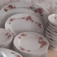 تعداد زیادی لوازم پذیرایی گلسرخی ژاپن ومارک مسعود