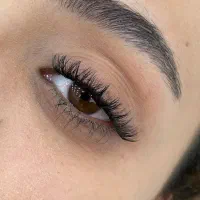 خدمات و آموزش ناخن و کاشت مژه