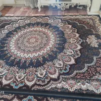 ۲تخته فرش سرمه ای و۶تا پشتی سالم