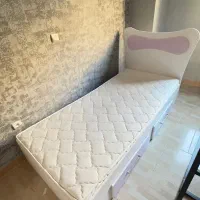 تخت همراه تشک و پاتختی