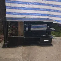 تلوزیون و میز به همراه دستگاه دیجیتال