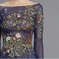 گل دوزی  و جواهر دوزی روی لباس انجام میدم