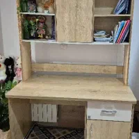 میز تحریر به همراه رابط