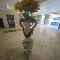 گل و گلدان با میز|گل مصنوعی|مشکین‌دشت, |دیوار