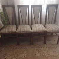 صندلی چوبی .