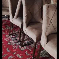 میز صندلی شیک و تمیز و چن قلم وسایل آشپزخانه.|میز و صندلی غذاخوری|بناب, |دیوار