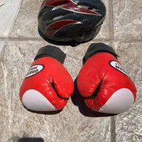 کلاه دوچرخه و دستکش بوکس
