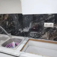 نصب‌ کاشی بین کابینتی