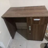 میز تحریر یا کامپیوتری یا میز کار