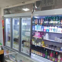 پرسنل کار جابجایی قفسه و لبنیات محلی