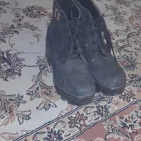 سه عدد پوتین|کیف، کفش، کمربند|میانه, |دیوار