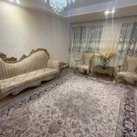 هفت نفره میز جلو مبلی و یه میز عسلی با یه ویترین