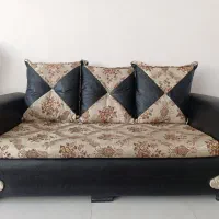 یک دست مبل راحتی هفت نفره و یک میز و چهارتا عسلی