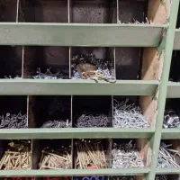 کارگر برای کار در ابزار فروشی اتباع پذیرفته میشود)