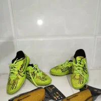 کفش فوتبال و ساق بند