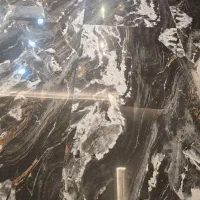 نیروی فروشنده در فروشگاه کاشی سرامیک