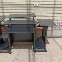 دو عدد میز تحریر و کامپیوتر