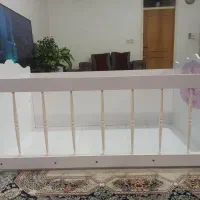 تخت کودک با تشک رویال . دراور  کنار تخت . عروسک