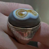 انگشتر دست‌ساز کهنه با عقیق کلا ه دار