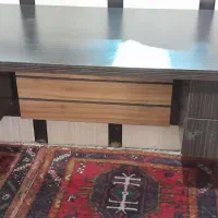 یک  میز کشو دار مدیریتی