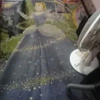 فرش و یک میز تحریر