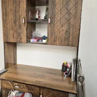 میز و کتابخانه