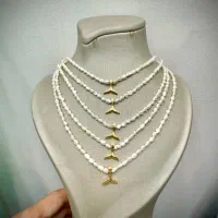 گردنبند مروارید طبیعی با آویز طلا طرح دم نهنگ
