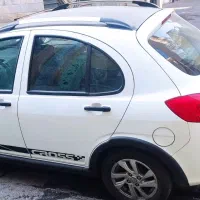 کوییک سواری هاچ بک سفید ، سقف مشکی