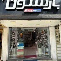 نیروی کار یا فروشنده در کتونی فروشی خیابان مطهری