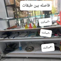دکور مغازه .طبقه تجهیزات مغازه