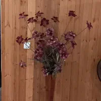 گلدان  چوبی خاص همراه گل ها