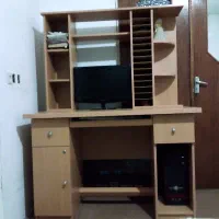 میز کامپیوتر با کتابخانه