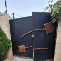 در حیاط آهنی  (درب دروازه حیاط)
