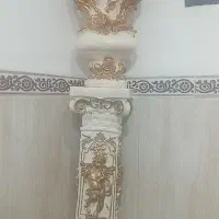 گلدان وپایه وگل