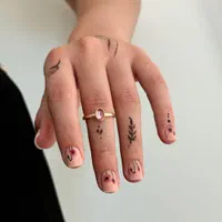 ترمیم ناخن،کاشت ناخن،سالن زیبایی (سریع و تمیز)|خدمات آرایشگری و زیبایی|تهران, فلسطین (میدان انقلاب)|دیوار