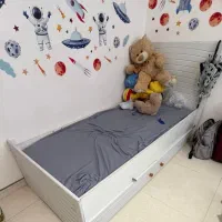 تخت و کمد بچگانه کاملا سالم و تمیز