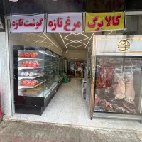 کارگر مرغ فر‌وشی با جای خواب