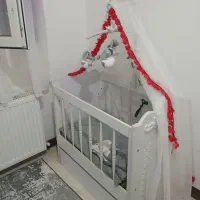 تخت کنار مادر