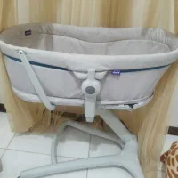 تخت نوزاد کنار مادر