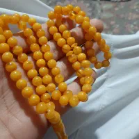 تسبیح کهربا بودار رنگ آمده.