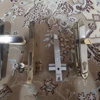 قفل درب چوبی و دستگیره فلزی