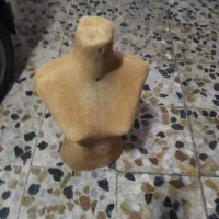 یک عدد مانکن نیم تنه ویک سماور کار کرده