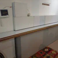 پیشخوان تعدادی باکس و چهارپایه