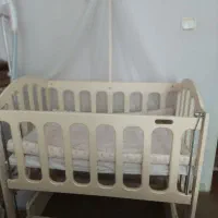 تخت  کنار مادر