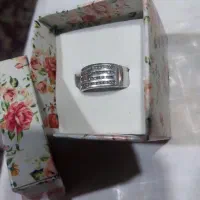 یک انگشتر با ۴۴ نگین الماس طبیعی