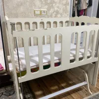 گهواره و تخت خواب کنار مادر