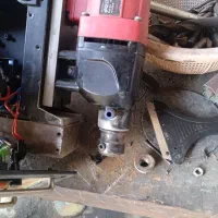 یک کارگر جهت کار در کارگاه اتاق سازی